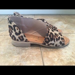 Leopard print side cutout flats 🙌🏻